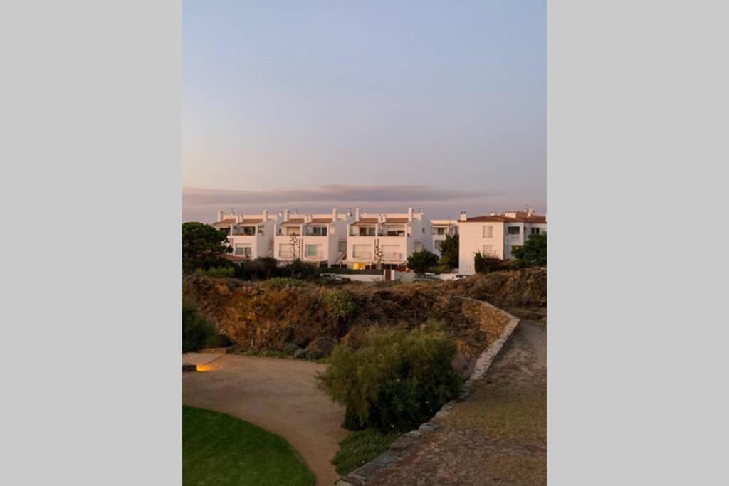 Beachfront Duplex With Terrace And Sea Views - Cadaques Luaran gambar