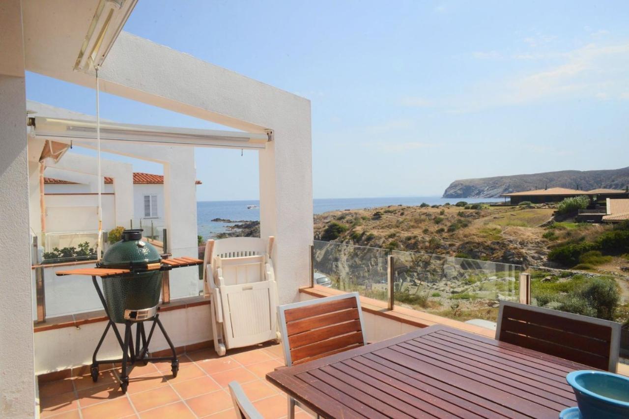 Beachfront Duplex With Terrace And Sea Views - Cadaques Luaran gambar